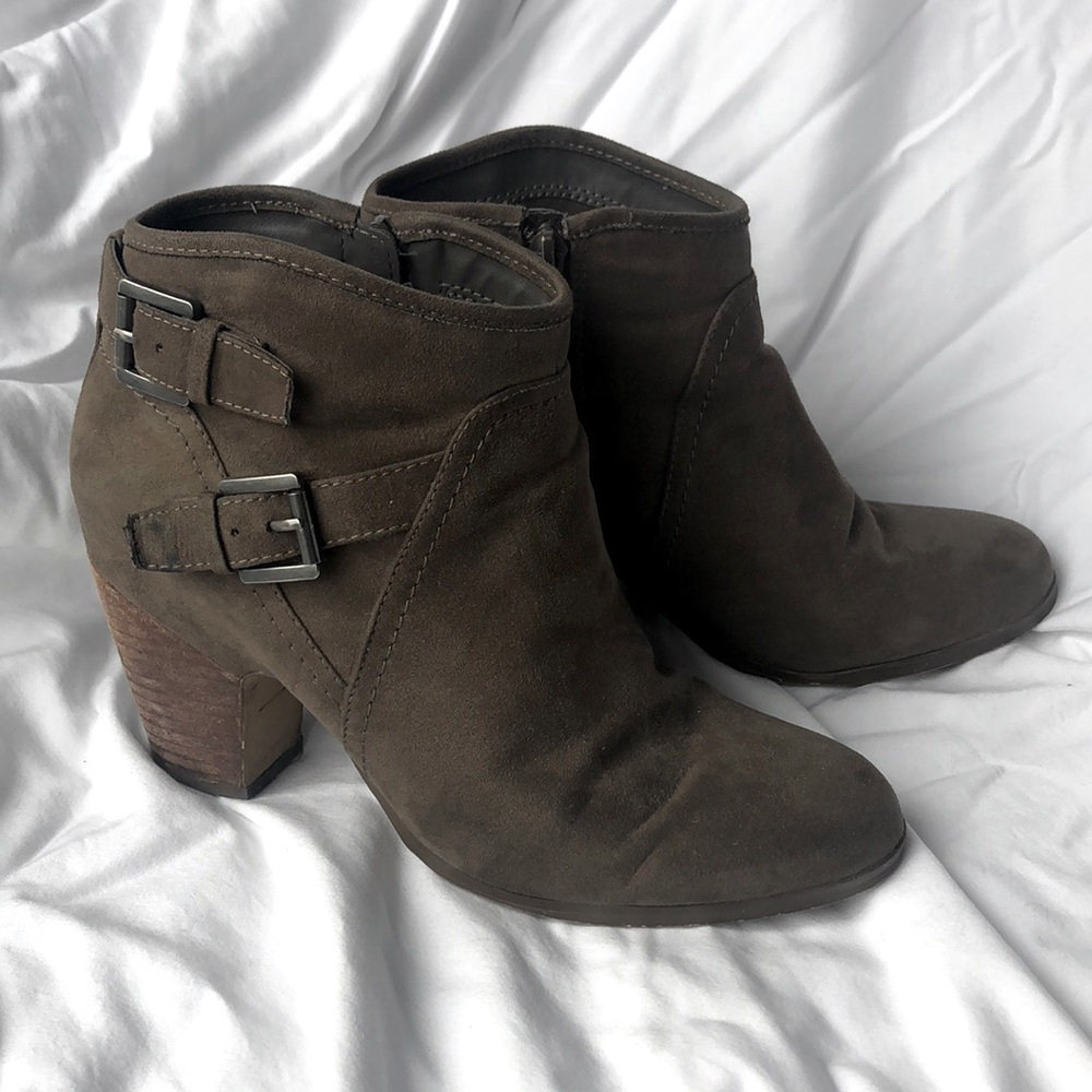 Crown Vintage “Karissa” Booties in Olive Green. Size 9.5.